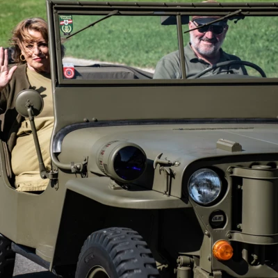 Paar-im-Jeep